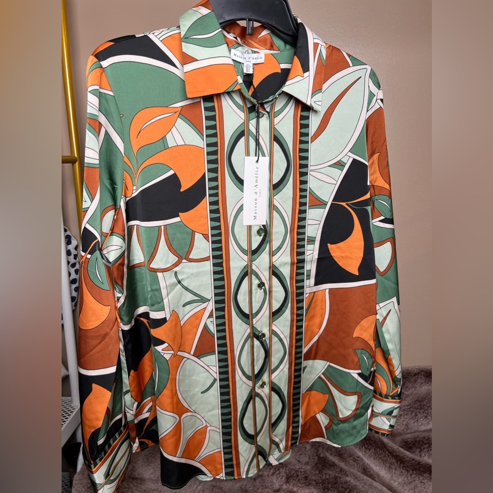 $49(NWT) Women’s fashion open front with buttons soft Satin Fabric